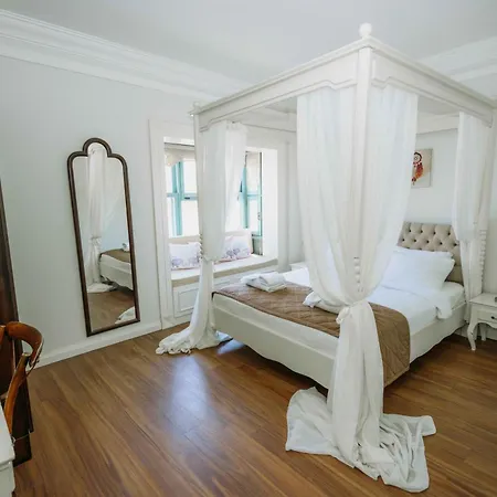 Beyaz Kapi Boutique